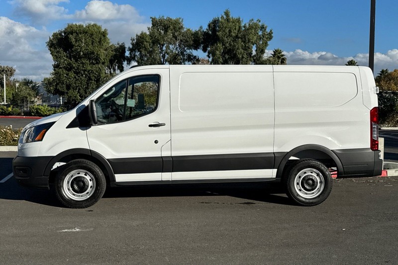 Ford Transit-150 Vehicle Full-screen Gallery Image 06
