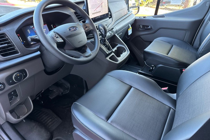 Ford Transit-150 Vehicle Full-screen Gallery Image 09