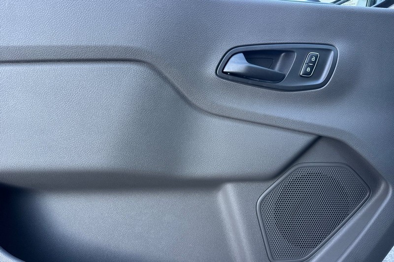 Ford Transit-150 Vehicle Full-screen Gallery Image 10