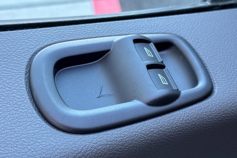 Ford Transit-150 Vehicle Full-screen Gallery Image 11