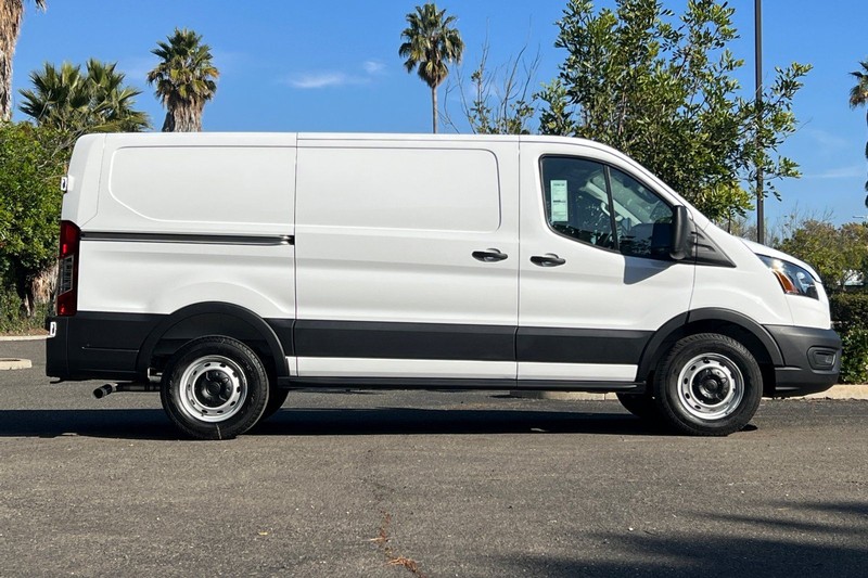 Ford Transit-150 Vehicle Full-screen Gallery Image 02