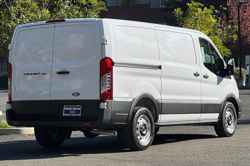 Ford Transit-150 Vehicle Full-screen Gallery Image 03