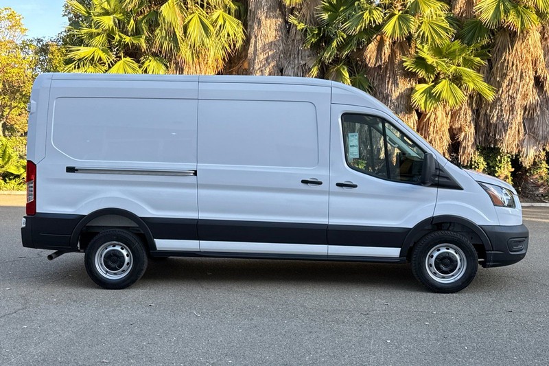 Ford Transit-250 Vehicle Full-screen Gallery Image 02