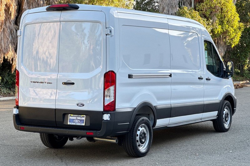 Ford Transit-250 Vehicle Full-screen Gallery Image 03