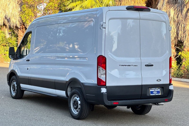 Ford Transit-250 Vehicle Full-screen Gallery Image 05