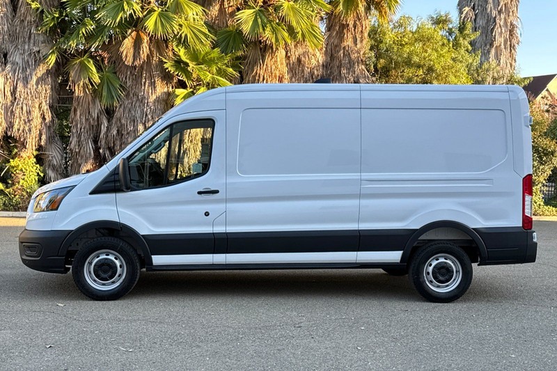 Ford Transit-250 Vehicle Full-screen Gallery Image 06