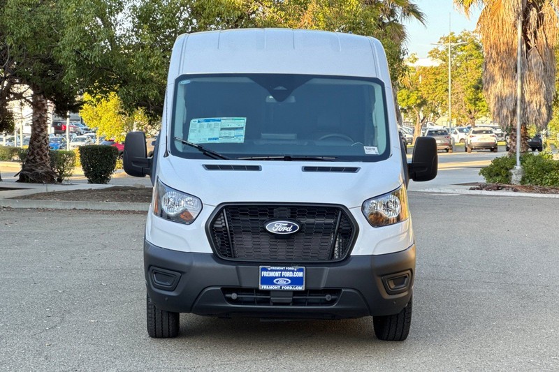 Ford Transit-250 Vehicle Full-screen Gallery Image 08