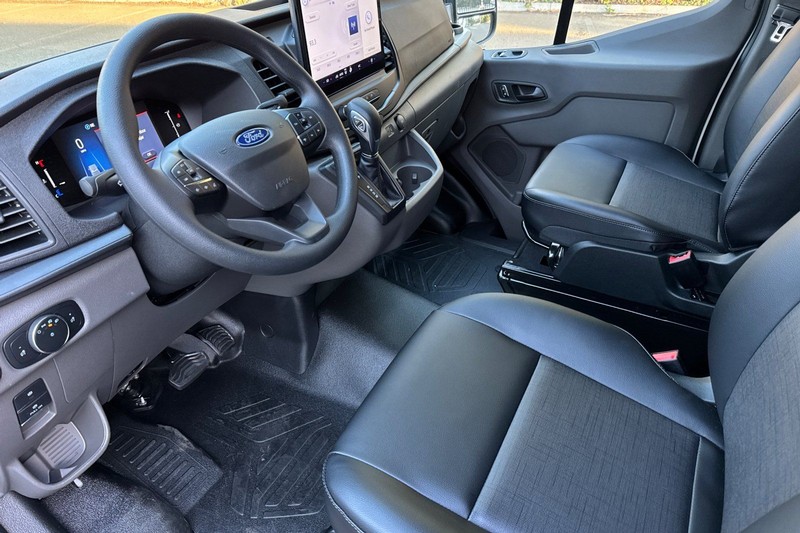 Ford Transit-250 Vehicle Full-screen Gallery Image 09