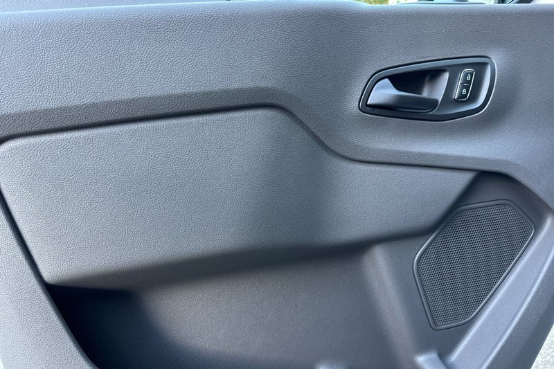 Ford Transit-250 Vehicle Full-screen Gallery Image 10