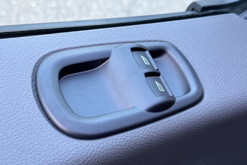 Ford Transit-250 Vehicle Full-screen Gallery Image 11