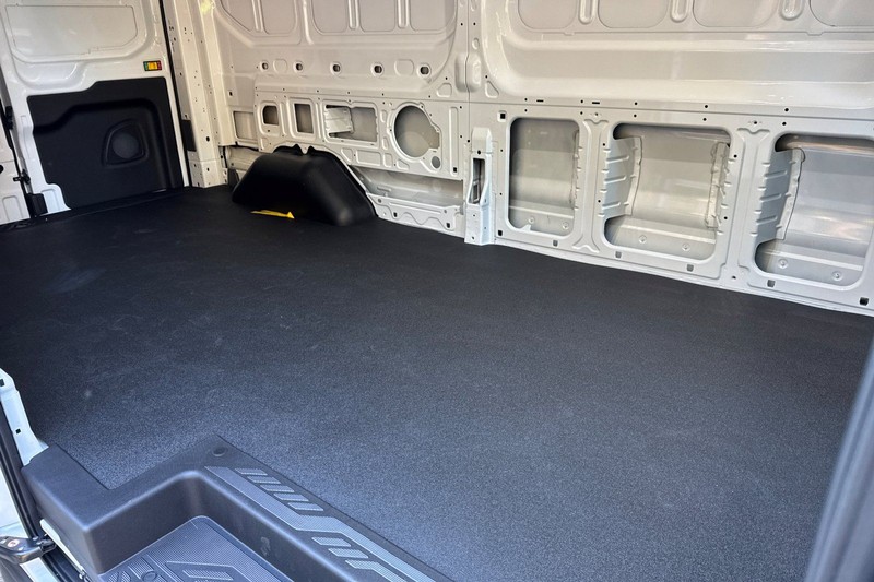 Ford Transit-250 Vehicle Full-screen Gallery Image 12