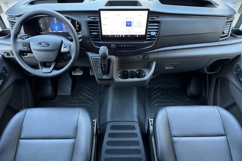 Ford Transit-250 Vehicle Full-screen Gallery Image 13