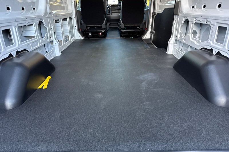 Ford Transit-250 Vehicle Full-screen Gallery Image 15