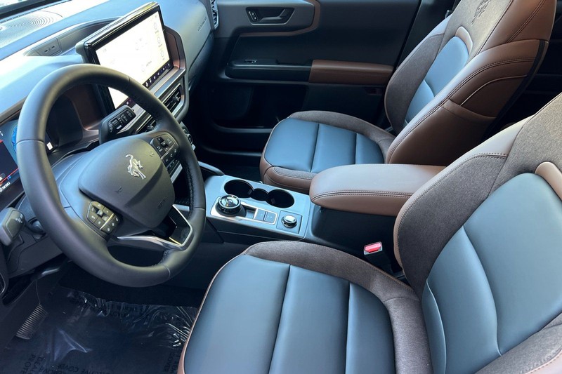 Ford Bronco Sport Vehicle Full-screen Gallery Image 09