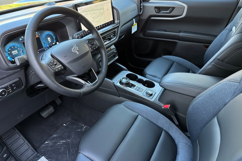 Ford Bronco Sport Vehicle Full-screen Gallery Image 09