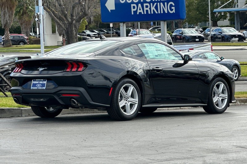 Ford Mustang Vehicle Full-screen Gallery Image 03