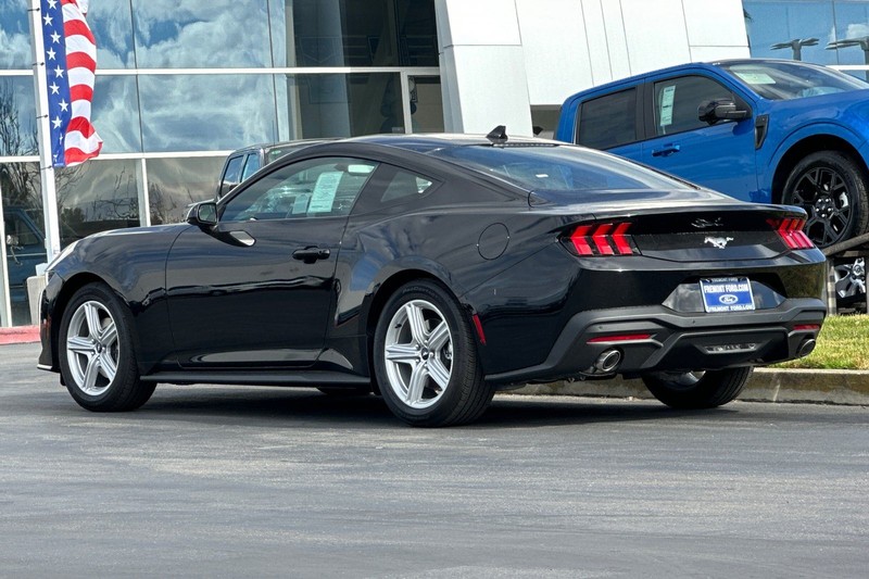 Ford Mustang Vehicle Full-screen Gallery Image 05
