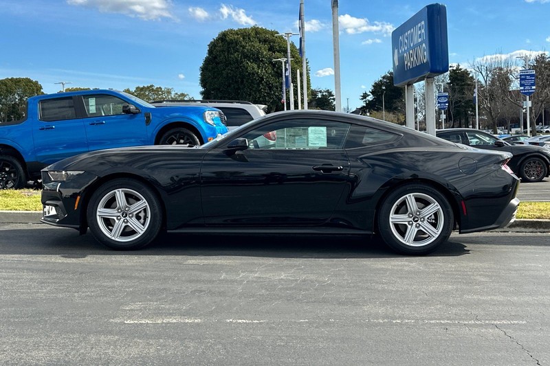 Ford Mustang Vehicle Full-screen Gallery Image 06