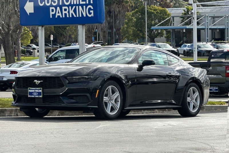 Ford Mustang Vehicle Full-screen Gallery Image 07