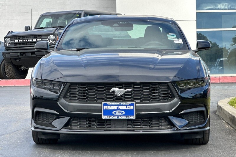 Ford Mustang Vehicle Full-screen Gallery Image 08