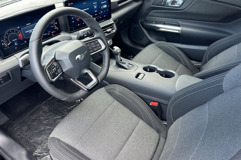 Ford Mustang Vehicle Full-screen Gallery Image 09