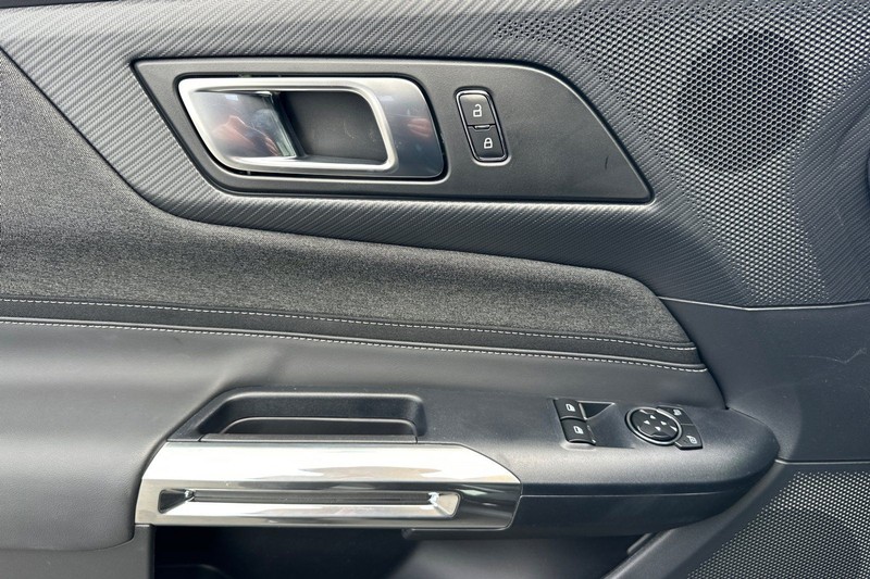 Ford Mustang Vehicle Full-screen Gallery Image 10