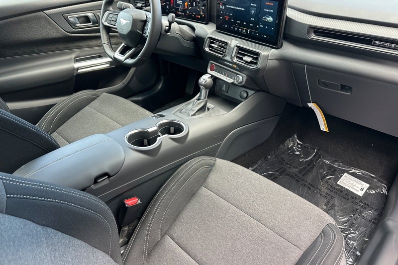 Ford Mustang Vehicle Full-screen Gallery Image 15