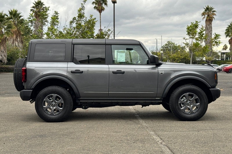 Ford Bronco Vehicle Full-screen Gallery Image 02