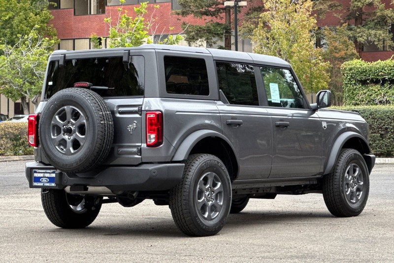 Ford Bronco Vehicle Full-screen Gallery Image 03