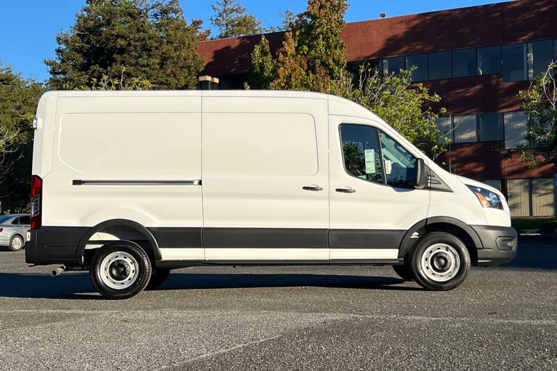 Ford Transit-250 Vehicle Full-screen Gallery Image 02