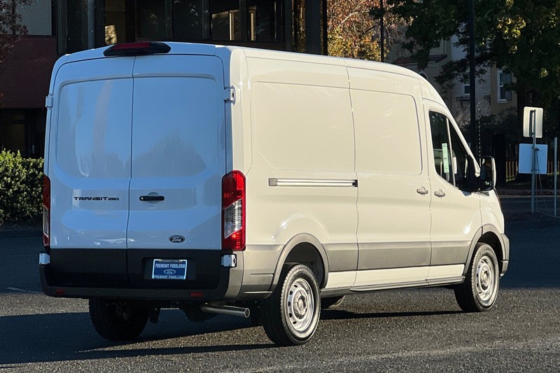 Ford Transit-250 Vehicle Full-screen Gallery Image 03