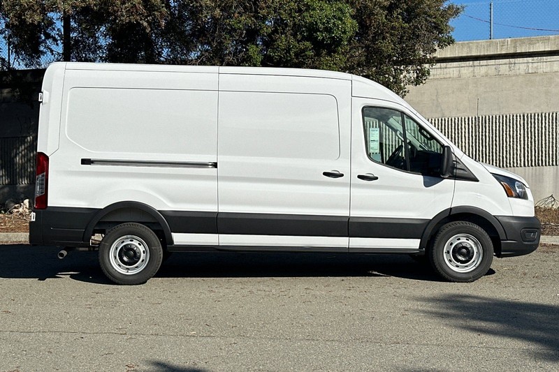 Ford Transit-250 Vehicle Full-screen Gallery Image 02