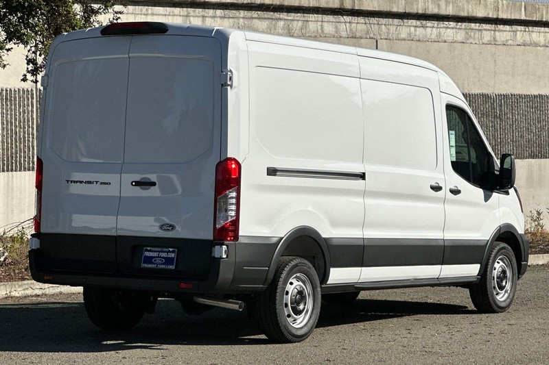Ford Transit-250 Vehicle Full-screen Gallery Image 03