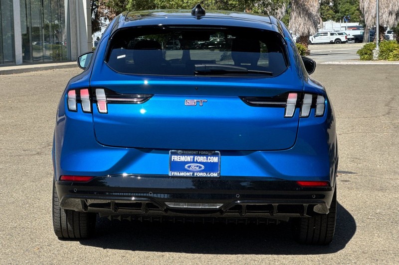 Ford Mustang Mach-E Vehicle Full-screen Gallery Image 04