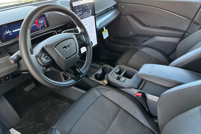 Ford Mustang Mach-E Vehicle Full-screen Gallery Image 09