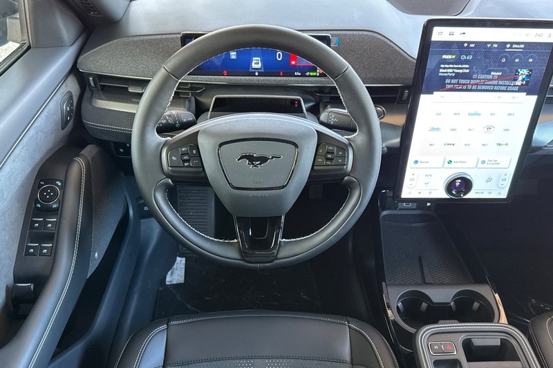 Ford Mustang Mach-E Vehicle Full-screen Gallery Image 15