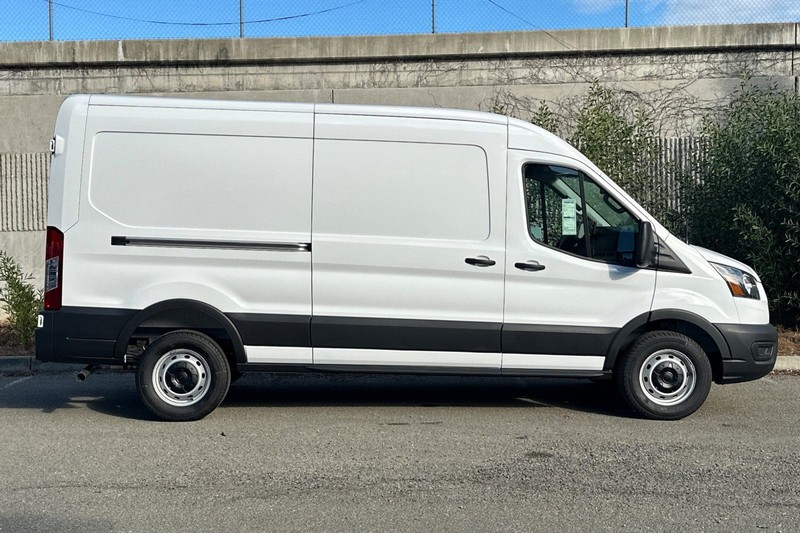 Ford Transit-250 Vehicle Full-screen Gallery Image 02