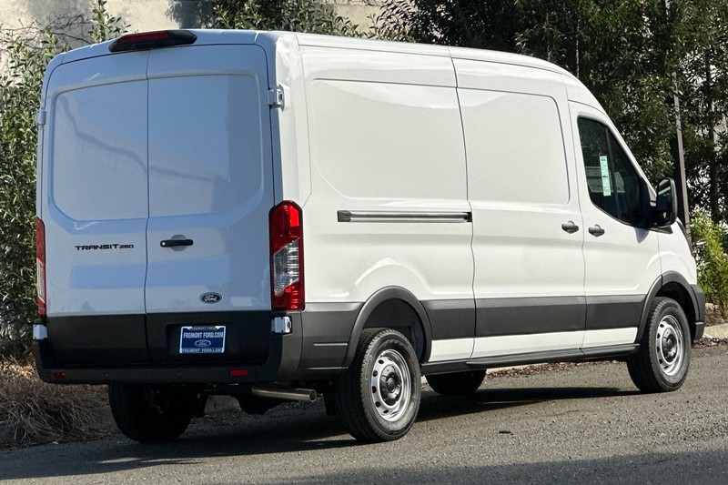 Ford Transit-250 Vehicle Full-screen Gallery Image 03
