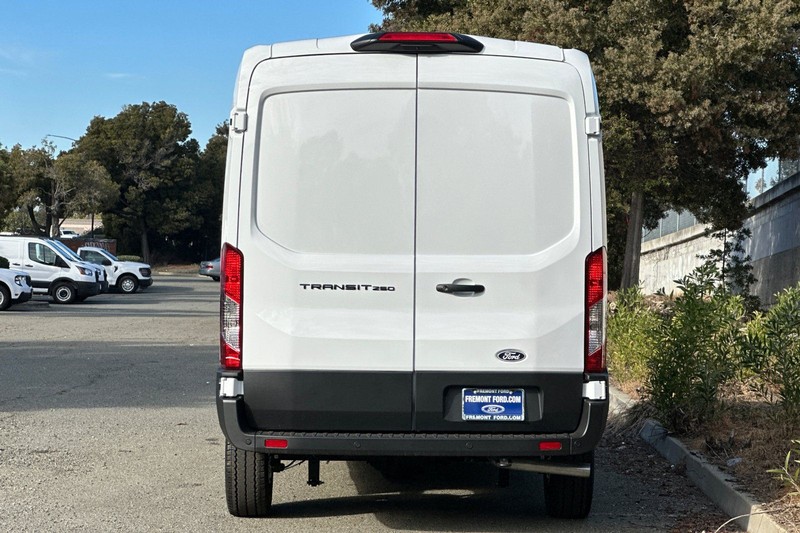 Ford Transit-250 Vehicle Full-screen Gallery Image 04