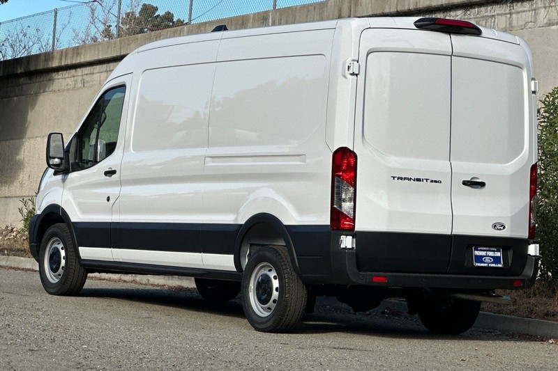 Ford Transit-250 Vehicle Full-screen Gallery Image 05