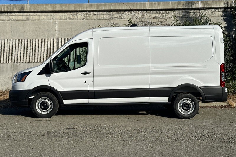 Ford Transit-250 Vehicle Full-screen Gallery Image 06