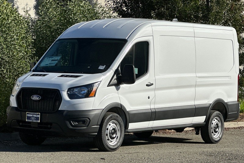 Ford Transit-250 Vehicle Full-screen Gallery Image 07