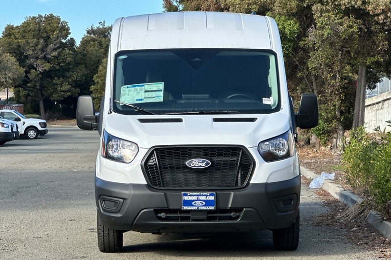 Ford Transit-250 Vehicle Full-screen Gallery Image 08
