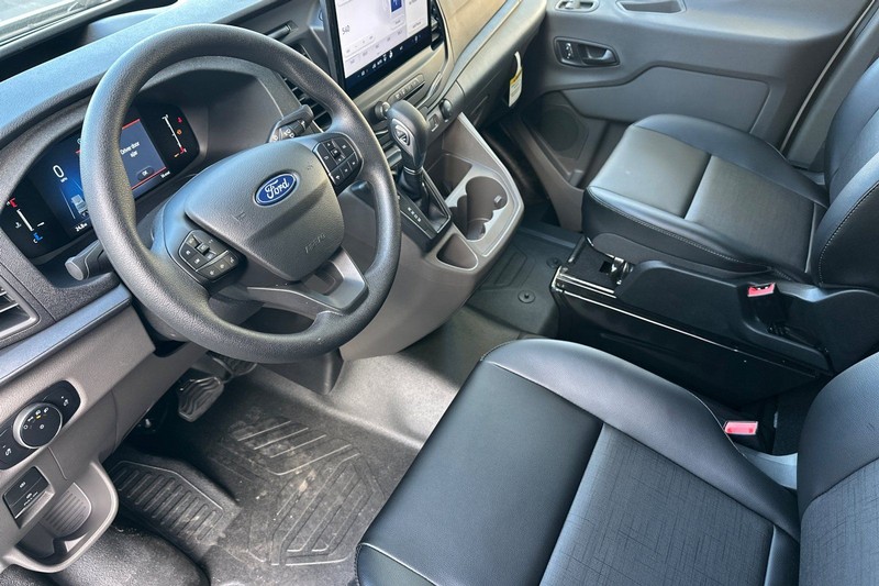 Ford Transit-250 Vehicle Full-screen Gallery Image 09