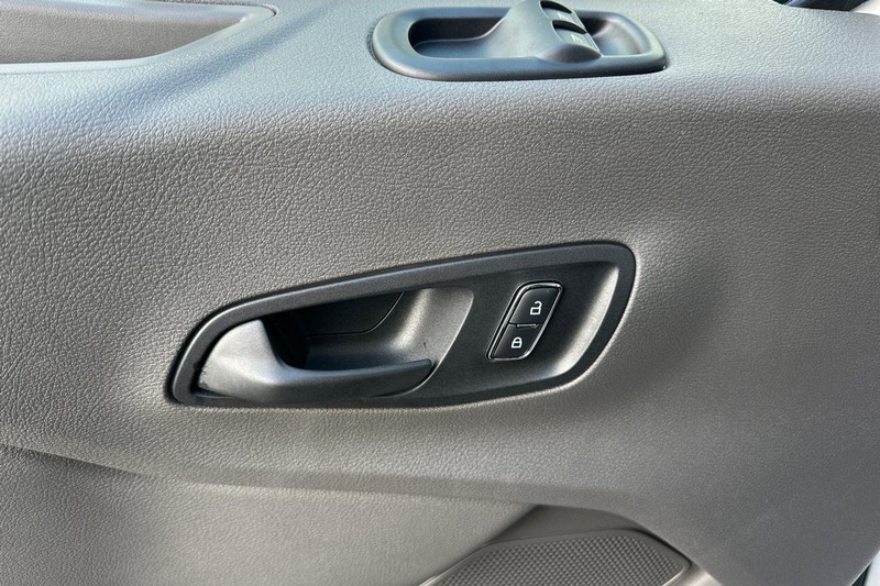 Ford Transit-250 Vehicle Full-screen Gallery Image 10