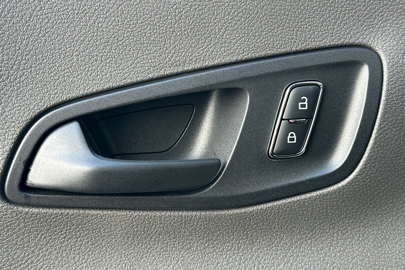 Ford Transit-250 Vehicle Full-screen Gallery Image 11