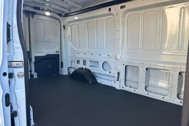 Ford Transit-250 Vehicle Full-screen Gallery Image 12