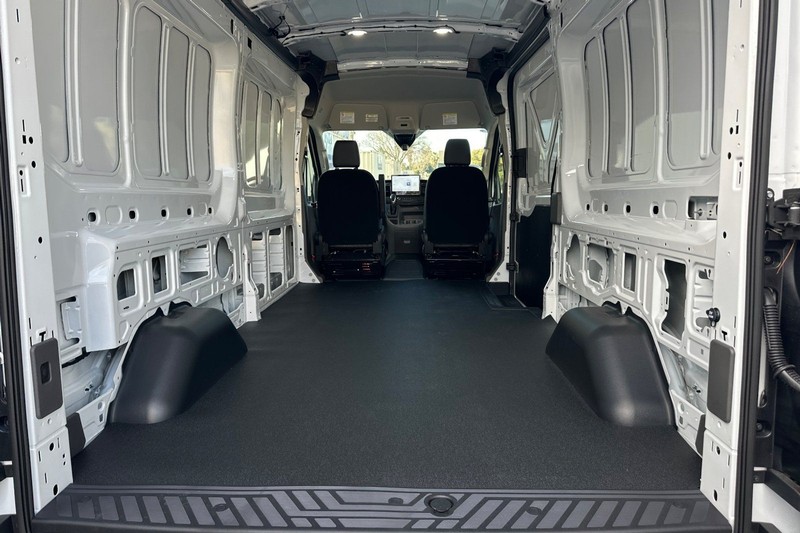 Ford Transit-250 Vehicle Full-screen Gallery Image 15