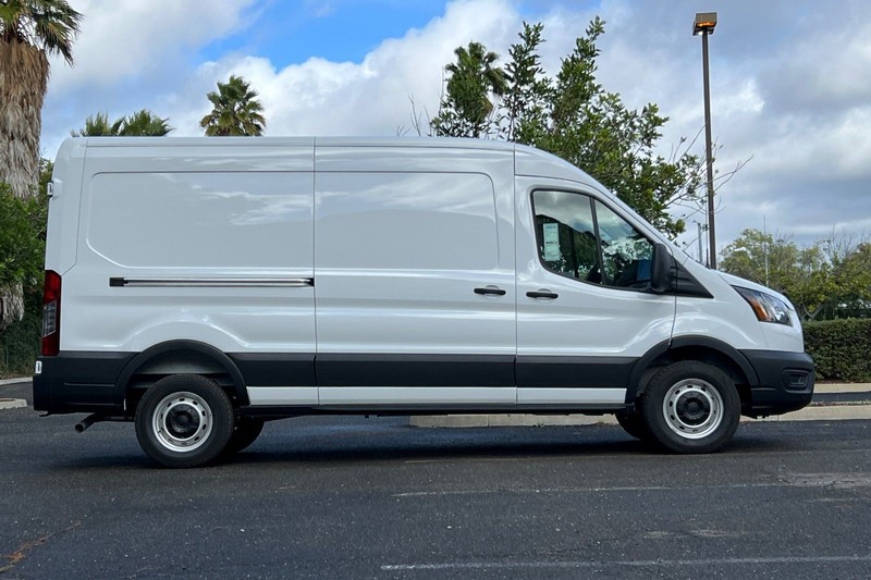 Ford Transit-250 Vehicle Full-screen Gallery Image 02