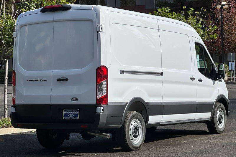 Ford Transit-250 Vehicle Full-screen Gallery Image 03